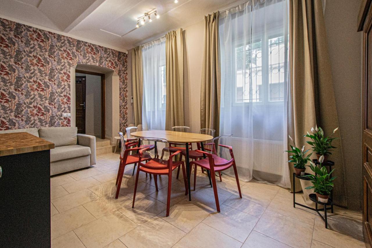 Modern And Spacious Apartments In City Center Prague Exterior photo
